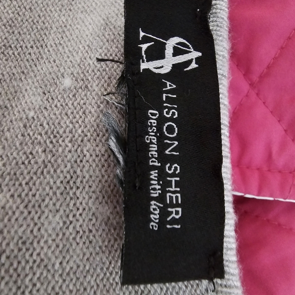 Chic V-Neck Women's Sweater in Gray and Black - Picture 2 of 3